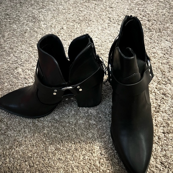 Forever 21 faux leather booties featuring an ankle length, pointed toe boot - Picture 6 of 7